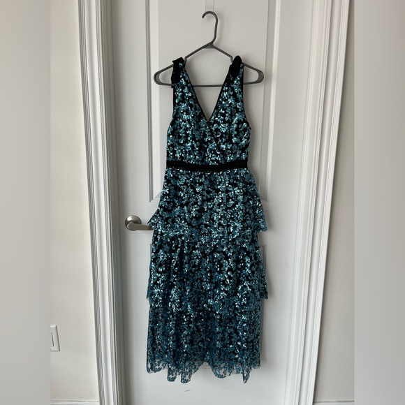 Kate Hewko tiered sequin cocktail dress! Super flashy and eye catching! Size 2-4 - Picture 5 of 10